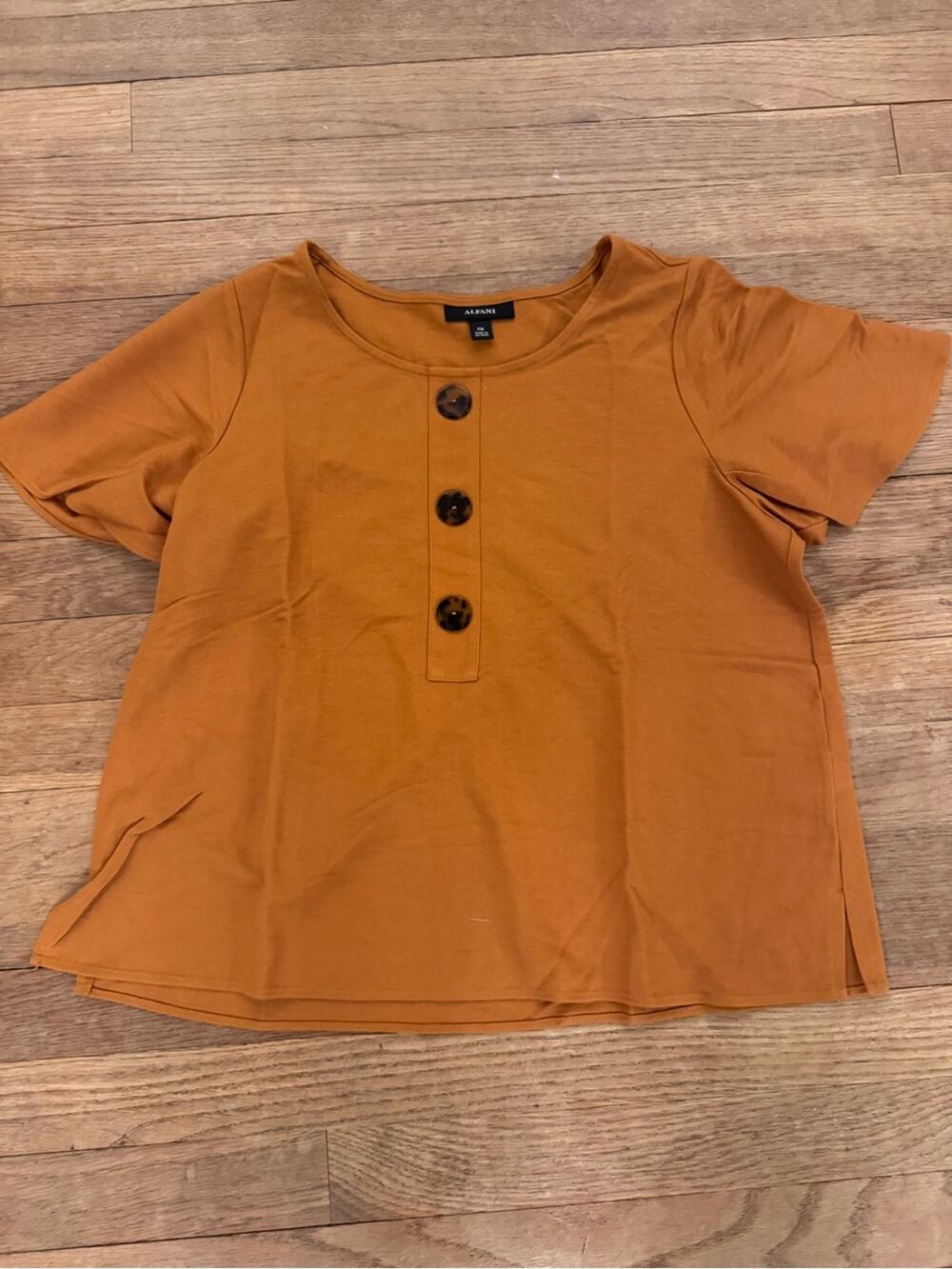 Alfani Women's Orange Short Sleeve Button Accent Top - Size PM
 b27